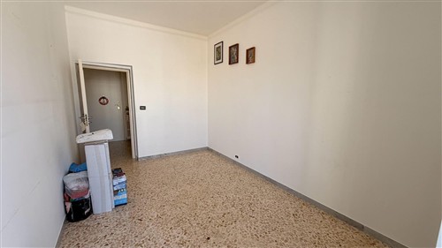 Centrale Appartamento di 3 Vani Oltre Acc. e Con Box Auto.